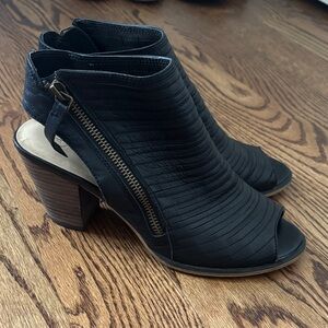 Bella Vita Peep-Toe Black Leather Sandals / Heels